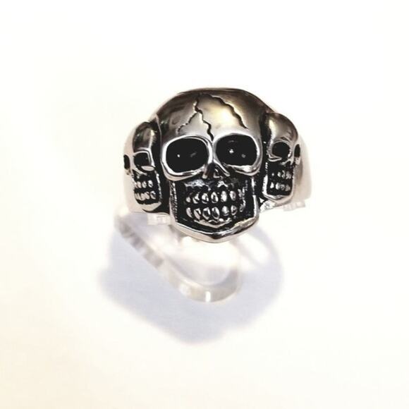 MENS SKULL RING ANTIQUED STAINLESS STEEL SILVER BLACK RING  New stainless steel 3 skull mens ring size‎ 11